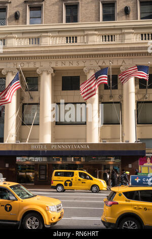 Taxis en face de l'hôtel Pennsylvania, Septième Avenue, NYC, USA Banque D'Images