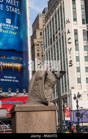 Penn Station, Eagle statue en pierre d'origine, NEW YORK, USA Banque D'Images