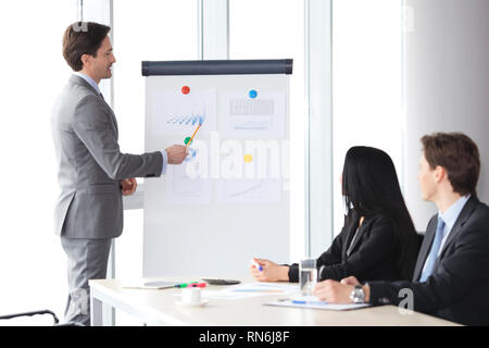 Présentation de l'entreprise en fonctions , spreaker montrant des rapports à tableau blanc Banque D'Images