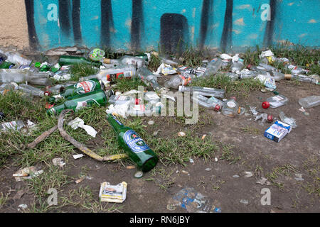 Déchets, ordures, mess, des bouteilles sur le sol. L'alcoolisme dans la petite ville. Gniezno, Pologne Banque D'Images