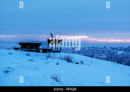 Tourisme Visites télescope en calvaire, Nitra, Slovaquie. Destination de voyage. Nuit scène d'hiver. Banque D'Images