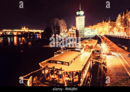 Sitkov Water tower et bateau restaurant à Prague, République tchèque. Scène de nuit. Destination de voyage. Filtre photo jaune. Banque D'Images