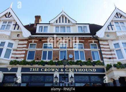 La Couronne et Greyhound public house dans le sud de Londres, Village 76200 Banque D'Images