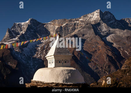 Le Népal, Namche Bazar, peint en blanc, élevé avec tous les yeux voir chorten et les drapeaux de prières en face de Damaraland Ri peak Banque D'Images