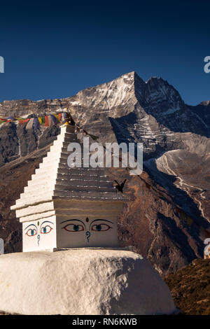 Le Népal, Namche Bazar, peint en blanc, élevé avec tous les yeux voir chorten et les drapeaux de prières en face de Damaraland Ri Banque D'Images