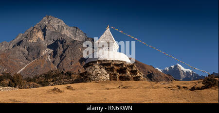 Le Népal, Namche Bazar, peint en blanc, élevé avec tous les yeux voir chorten drapeaux de prière et vue panoramique Banque D'Images