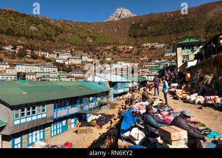 Le Népal, Namche Bazar, le marché, les acheteurs locaux et les négociants en soleil Banque D'Images