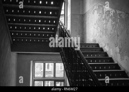 En escalier entre deux étages dans un immeuble d'habitations Banque D'Images
