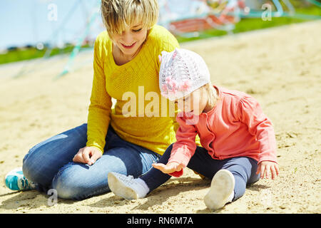 Mère et fille à l'extérieur. enfant et maman marche dans l'été Banque D'Images