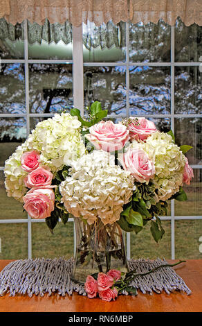 Grand Beau bouquet d'hortensias et roses roses dans la maison. Certaines images isolé sur fond blanc Banque D'Images