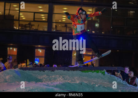 Snowboarder aller un rail Banque D'Images