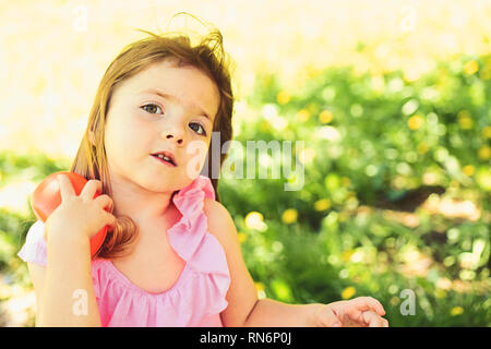 Summer girl fashion. Enfance heureuse. Printemps. prévisions météo. visage et soins. allergie aux fleurs. Petit enfant. La beauté naturelle. Jour pour enfants Banque D'Images