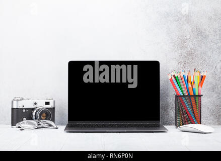 Travail de bureau accueil Loft vide noir avec écran ordinateur portable, appareil photo et accessoires. Avec l'exemplaire de l'espace pour votre texte ou maquette Banque D'Images