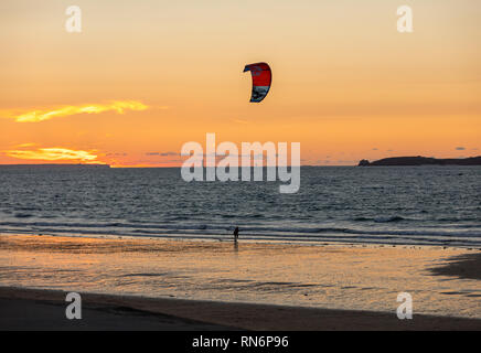 Saint-Malo, France - 13 septembre 2018 : le coucher du soleil et de kitesurf sur la plage de Saint Malo, Bretagne, France Banque D'Images