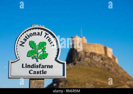 Vue sur Château de Lindisfarne après rénovation terminée en février 2019, sur l'Île Sainte dans le Northumberland, England, UK Banque D'Images