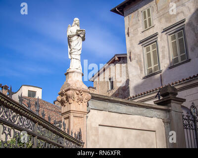 Statue de Maria avec le livre sur la clôture du baptistère à Bergame, Italie Banque D'Images