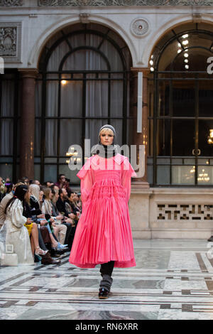 Un modèle sur le podium au cours de la Molly Goddard Automne/Hiver 2019 London Fashion Week show au ministère des Affaires étrangères et du Commonwealth, Londres. Banque D'Images