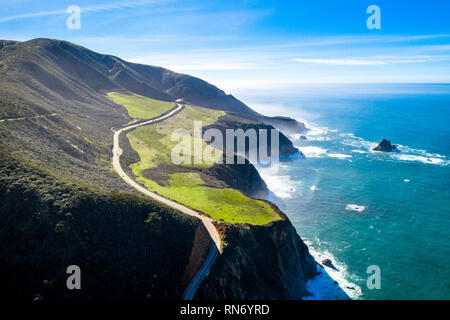 Vue aérienne Drone abattu de l'autoroute Pacific Coast Highway California USA Big Sur Brouillard Océan Montagnes Banque D'Images