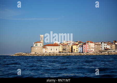 Vieille ville pittoresque de Piran sur la côte Adriatique slovène, vue de la mer à partir d'un kayak au coucher du soleil, de la Slovénie, de l'Europe Banque D'Images