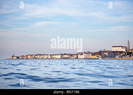 Vieille ville pittoresque de Piran sur la côte Adriatique slovène, vue de la mer à partir d'un kayak au coucher du soleil, de la Slovénie, de l'Europe Banque D'Images