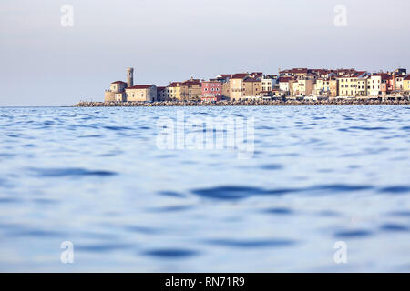 Vieille ville pittoresque de Piran sur la côte Adriatique slovène, vue de la mer à partir d'un kayak au coucher du soleil, de la Slovénie, de l'Europe Banque D'Images