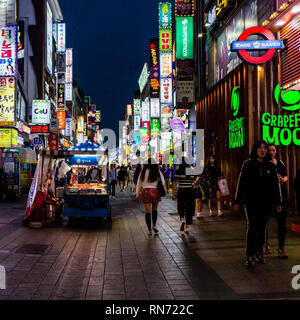 Suwon, Corée du Sud - 14 juin 2017 : Les gens qui marchent le long de la rue principale à Suwon dans la nuit. La vie nocturne de la Corée. Banque D'Images