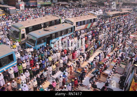 15 février 2019 les 54th Bichwa Ijtema ont commencé vendredi sur la rive de la rivière Turag à Gazipur. Bishwa Ijtema est la deuxième plus grande diviseur Banque D'Images