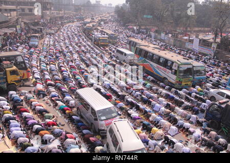 15 février 2019 les 54th Bichwa Ijtema ont commencé vendredi sur la rive de la rivière Turag à Gazipur. Bishwa Ijtema est la deuxième plus grande diviseur Banque D'Images