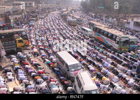 15 février 2019 les 54th Bichwa Ijtema ont commencé vendredi sur la rive de la rivière Turag à Gazipur. Bishwa Ijtema est la deuxième plus grande diviseur Banque D'Images