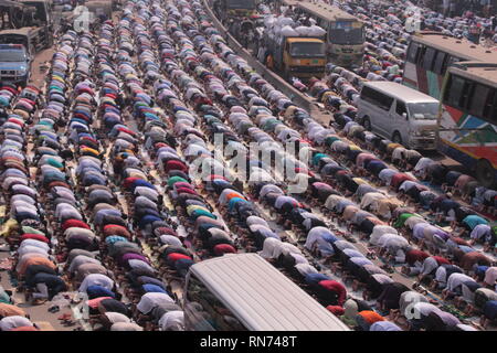 15 février 2019 les 54th Bichwa Ijtema ont commencé vendredi sur la rive de la rivière Turag à Gazipur. Bishwa Ijtema est le deuxième plus grand rassemblement Banque D'Images