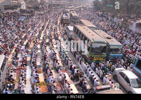 15 février 2019 les 54th Bichwa Ijtema ont commencé vendredi sur la rive de la rivière Turag à Gazipur. Bishwa Ijtema est la deuxième plus grande diviseur Banque D'Images