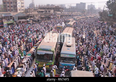 15 février 2019 les 54th Bichwa Ijtema ont commencé vendredi sur la rive de la rivière Turag à Gazipur. Bishwa Ijtema est la deuxième plus grande diviseur Banque D'Images