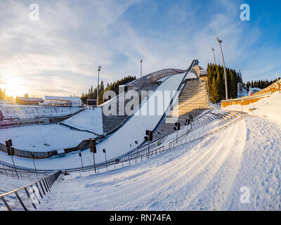 Saut à ski Holmenkollen, le fameux ski arena d'Oslo. La première compétition de saut à ski à l'aréna a été organisée en 1892. Banque D'Images