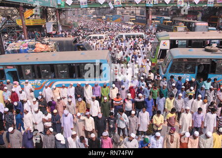 15 février 2019 les 54th Bichwa Ijtema ont commencé vendredi sur la rive de la rivière Turag à Gazipur. Bishwa Ijtema est la deuxième plus grande diviseur Banque D'Images