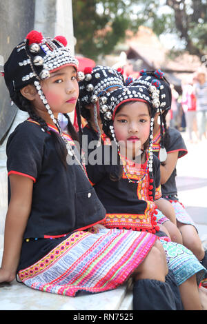 Tribu Akha Jeunes filles posant au Wat Phra That Doi Suthep, Chiang Mai, Thaïlande Banque D'Images