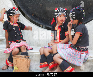 Tribu Akha Jeunes filles posant au Wat Phra That Doi Suthep, Chiang Mai, Thaïlande Banque D'Images