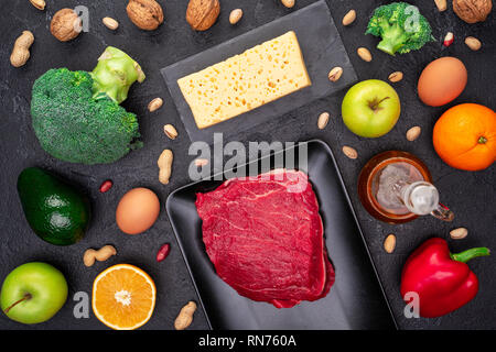 Photo des produits alimentaires sur noir table de pierre. Banque D'Images