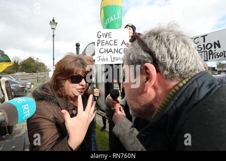 Pro et anti-réfugiés protestataires s'affrontent lors d'un rassemblement anti-racisme intitulé 'Love Rooskey : Non au racisme : demandeurs d'asile", la bienvenue en Rooskey, Irlande. Banque D'Images