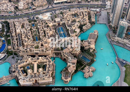 Orientée plein sud et en dessous du centre-ville de Dubaï aux Émirats arabes unis, (EAU), sont les bâtiments de L- R, Souk Al Baahar pont reliant au Souk Banque D'Images