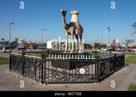 L'une des statues de chameau d'Arabie dans un petit parc près de la Crique de Dubaï et la municipalité de Dubai sur Baniyas Rd à Deira, Dubaï aux Emirats Arabes Banque D'Images