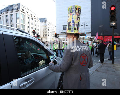 Les activistes du changement climatique prennent part à une manifestation de la rébellion contre l'extinction, avec les barrages routiers d'Ôswarming en marge d'un événement de la semaine de la mode de Londres dans le centre de Londres, appelant l'industrie de la mode à utiliser son influence pour contribuer à créer un monde durable. Banque D'Images