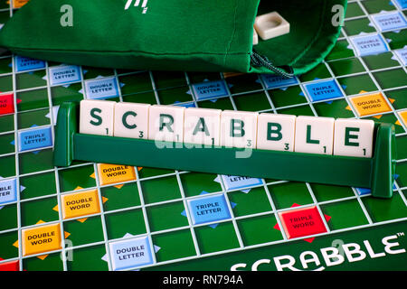 Tambov, Fédération de Russie - Mai 02, 2018 Jeu de Scrabble. Mot de Scrabble lettre carreaux carreaux en rack sur plateau de jeu avec cordon lettre sac. Banque D'Images