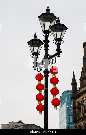 Lanternes rouges decorations en préparation pour le Nouvel An chinois. Banque D'Images