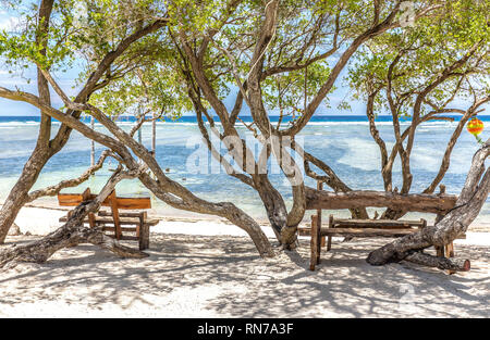 Groupes de sièges en bois sur la plage de Gili Trawangan, Indonésie. Banque D'Images