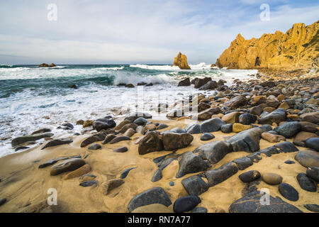 Belle vue sur l'océan de la Praia de Ursa, un lieu sauvage près de sites touristiques le phare du Cabo da Roca, au Portugal Banque D'Images