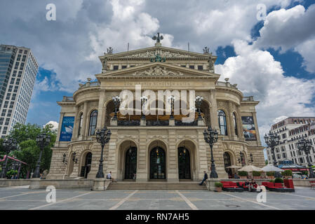 Frankfurt Am Main, Allemagne - 26 juillet 2016 : vue d'été de touristes et de la population locale à Opernplatz square en face de l'ancien opéra (Alte Opera) sa Banque D'Images