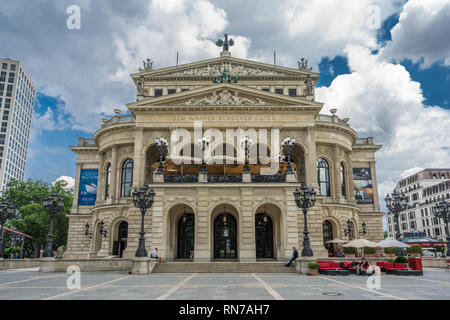 Frankfurt Am Main, Allemagne - 26 juillet 2016 : vue d'été de touristes et de la population locale à Opernplatz square en face de l'ancien opéra (Alte Opera) sa Banque D'Images