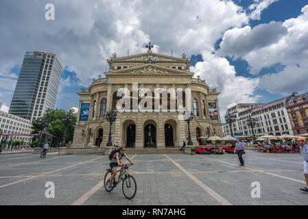 Frankfurt Am Main, Allemagne - 26 juillet 2016 : vue d'été de touristes et à la population locale la Marche et vélo à Opernplatz place en face du Vieux O Banque D'Images