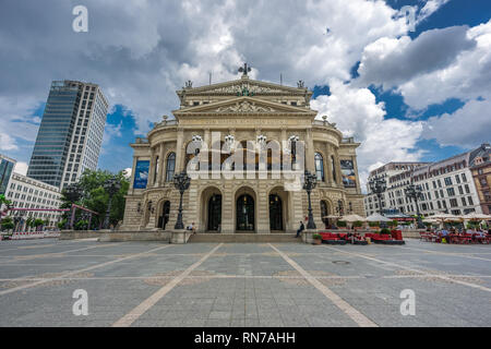 Frankfurt Am Main, Allemagne - 26 juillet 2016 : vue d'été de touristes et de la population locale à Opernplatz square en face de l'ancien opéra (Alte Opera) sa Banque D'Images