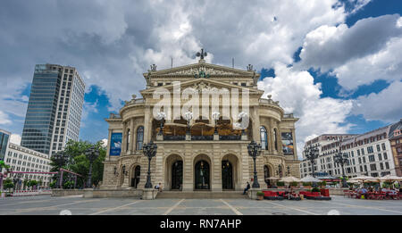 Frankfurt Am Main, Allemagne - 26 juillet 2016 : vue panoramique sur les touristes et la population locale à Opernplatz square en face de l'ancien opéra (Alte Opera) Banque D'Images